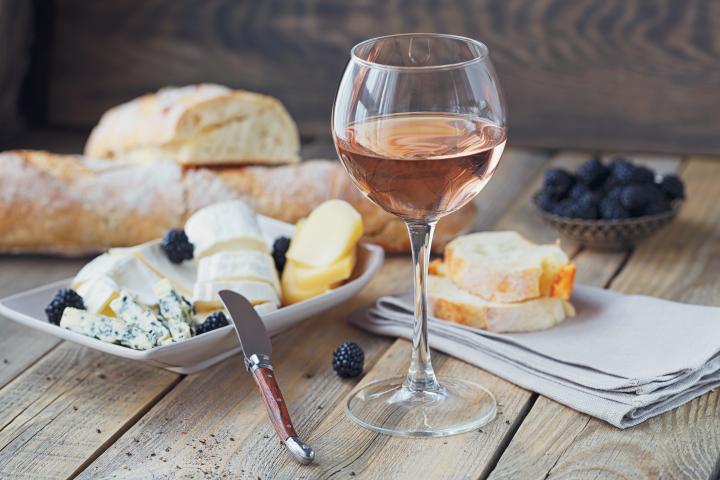 Participez à une dégustation (en français) de vins et fromages