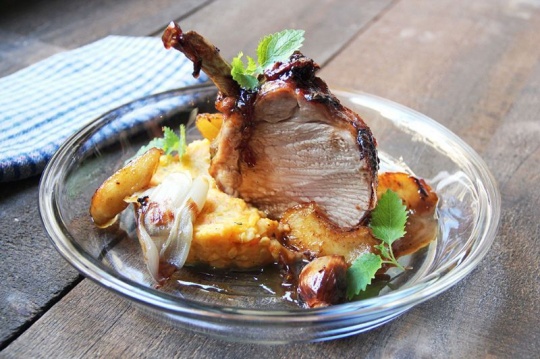 Carré de porc rôti à l'érable et aux épices, écrasé de pommes de terre et carottes à la muscade, pommes Cortland, échalotes confites