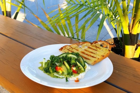 Feta de brebis fouettée et avocat, tomates cerises, pain Ciabatta toasté |