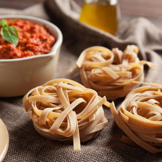 Fettuccine maison, concassé de tomates, boulettes de veau au mascarpone et basilic frais |