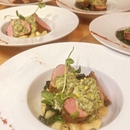 Filet de porc, pistou de menthe et pistache, céleris glacés au thym, tombée d’épinard au beurre |