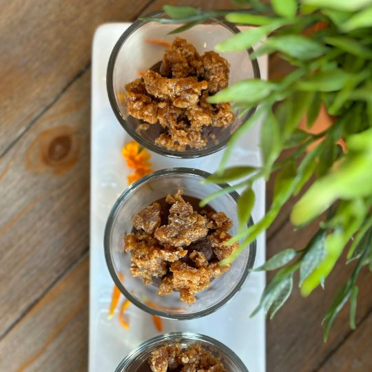 Petit pot crémeux au chocolat noir, riz soufflé au caramel beurre salé |