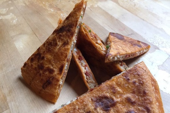 Quesadillas aux haricots noirs, cumin, feta, sauce Chipotle |