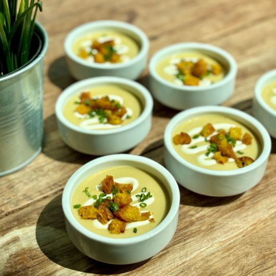 Velouté de poireau et pomme de terre, crème sûre, ciboulette, croûtons au curcuma |