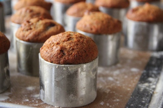 Gâteau Reine-Élisabeth, sauce caramel coco et noix de Grenoble |
