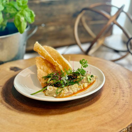Trempette d'aubergine au miso, huile sésame et chili, herbes fraîches, wonton frit |