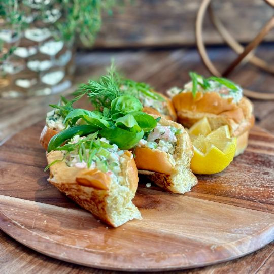 Guédille aux crevettes de Matane crémeuses à l'aneth et pomme verte, zestes de citron |