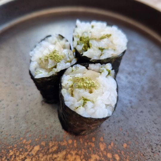 Hosomaki de pétoncle, kombu, yuzu et matcha |