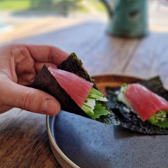 Temaki de thon, concombre, pousse de pois et shiso |