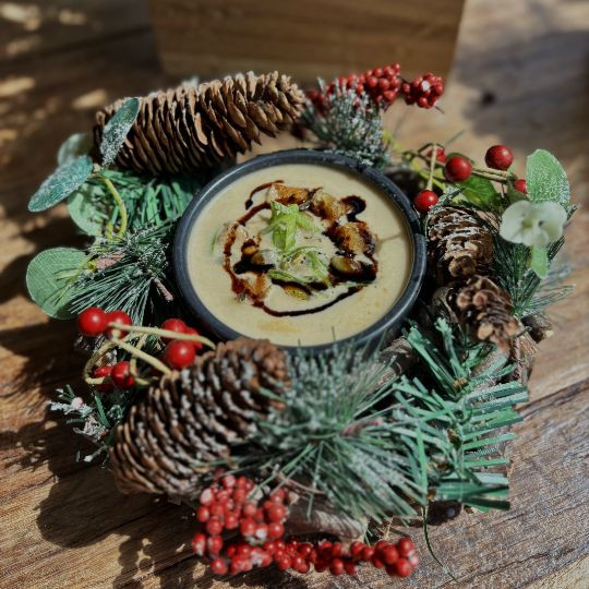 Velouté de champignons, graines de citrouilles, estragon, caramel de balsamique |