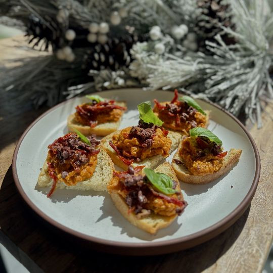 Crunchy pepper and feta toast, julienne sun-dried tomatoes, black olive |