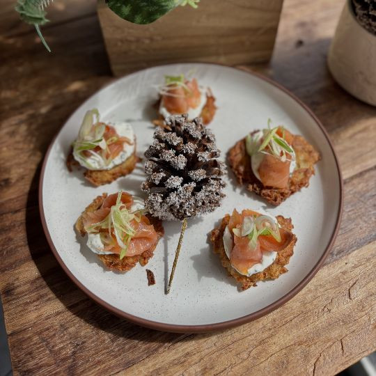 Mini rösti au cheddar, crème sûre, saumon fumé et ciboulette |