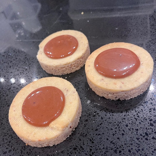 Tartelette Streusel aux noisettes, pâte sablée noisette, caramel au beurre salé |
