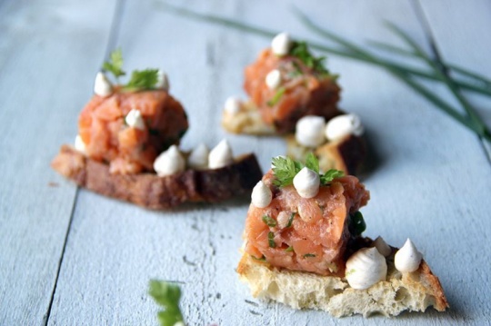 Tartare de gravlax de saumon, crème citronnée à l'érable, crostini campagnard à la fleur de sel |