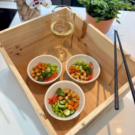 Bol Bouddha végétarien : quinoa, tofu mariné, légumes croquants, vinaigrette tahini, lime et soya |