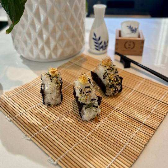 Onigiri au thon, mayonnaise japonaise, bonite et Furikake |