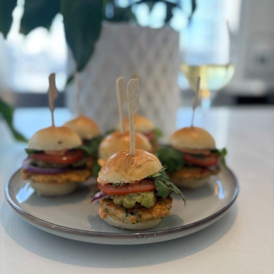 Mini-burger Hawaïen au saumon, avocat et sauce crémeuse |
