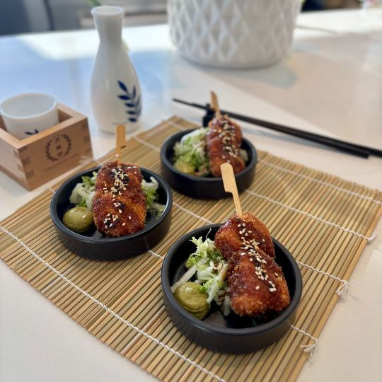 Porc croustillant au Panko, sauce Tonkatsu, émincé de chou, mayonnaise au thé Matcha et Yuzu |