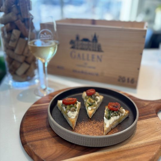 Tartine toastée à l'ail, chèvre fouetté, tomate confite et salsa d'olive verte |