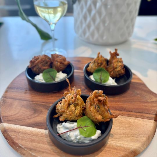 Beignets indiens aux oignons et épices, trempette crémeuse au yogourt | 