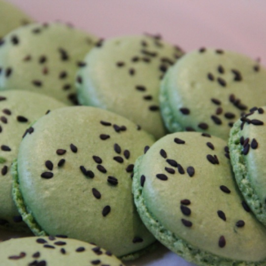 Macaron de sésame noir, crémeux de pistache, zestes de citron