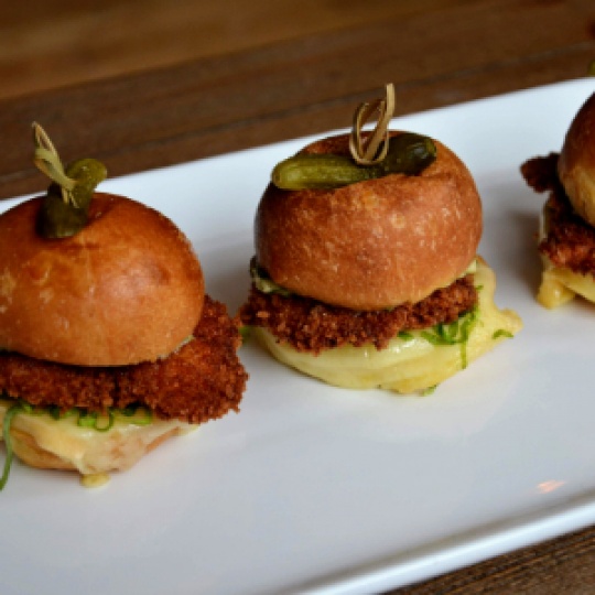 Burger de dinde croustillant, sifflets d'oignon vert, fromage Douanier de Québec, laitue, sauce gribiche, tomates séchées