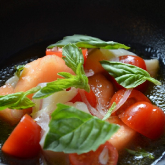 Ceviche de pétoncle au cantaloup, tomate, basilic frais, marinade à la lime, huile d’olive