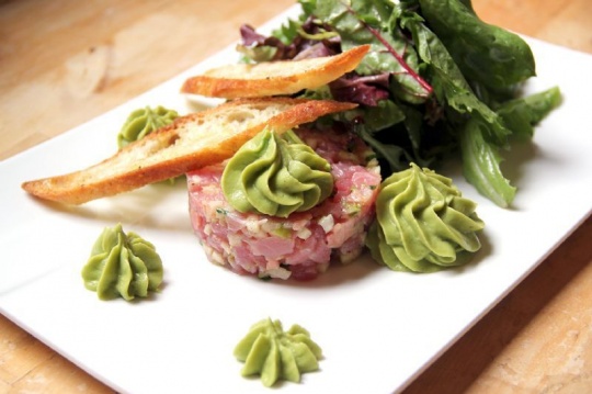 Tartare de thon au gingembre mariné et mousseline d’avocat, salade mesclun, vinaigre de balsamique |