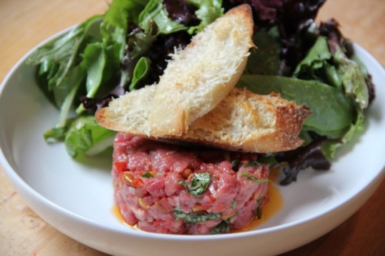 Tartare de bœuf à l’italienne, croûtons au Parmigiano Reggiano |