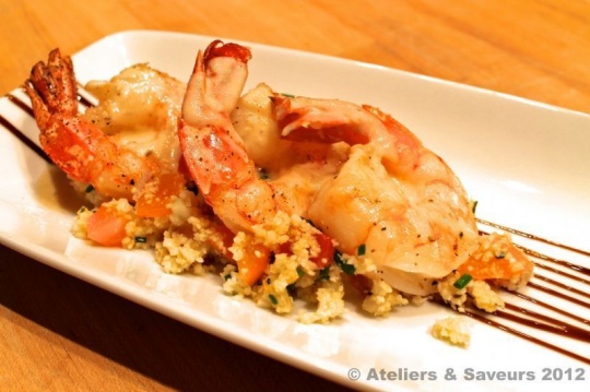 Crevettes géantes poêlées, couscous de chou-fleur et sauce au curry rouge |