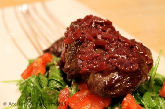 Onglet de bœuf piqué au thym, sauce à l'ail rôti, salade de roquette et vinaigrette au parmesan