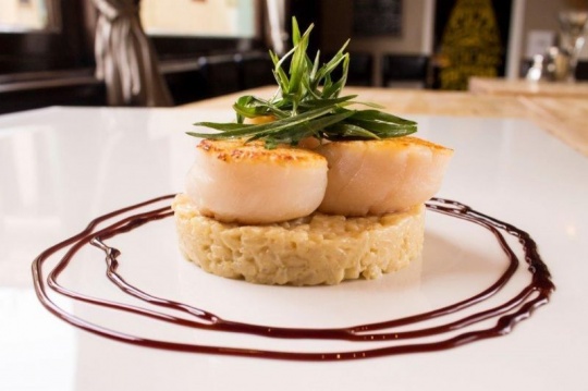 Pétoncles géants à l'unilatérale, risotto crémeux, sauce aigrelette à la moutarde au miel et vinaigre balsamique de Modène |