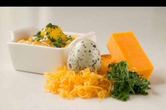 Oeuf de caille cocotte, persillade de champignons au bacon fumé, moutarde de Dijon et vieux cheddar |