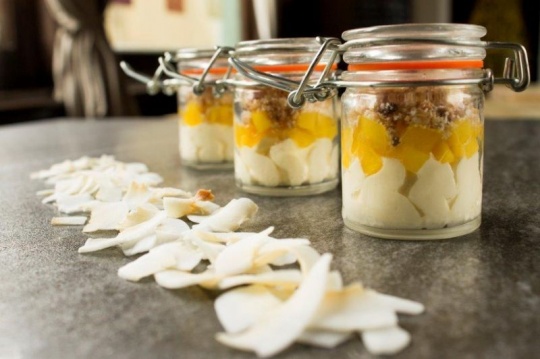 Parfait glacé au vinaigre Maille à la pulpe de mangue, salade de mangue jaune et crumble coco