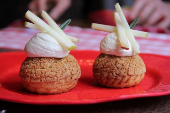Duo de choux croquants, brunoise de poire à la badiane, crème montée de mascarpone |