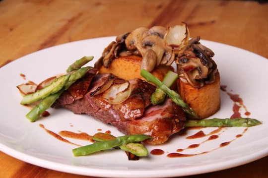 Magret de canard rôti au miel d'épices, polenta crémeuse aux champignons, oignons grelot, asperges |