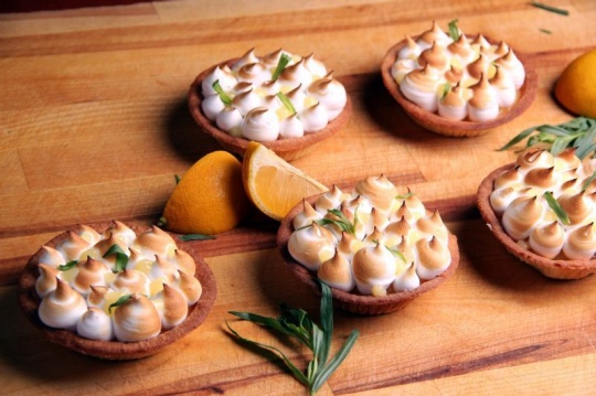 Lemon tartlet, meringue, lime zests |