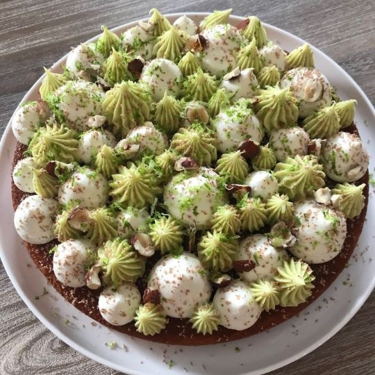 Vanilla whipped cream, shortbread hazelnuts