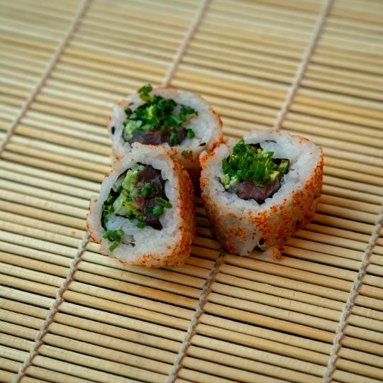 Maki inversé au thon, concombre, laitue, umeboshi et ciboulette |