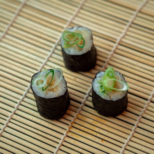 Maki au tartare de pétoncle, crème de saké, gingembre |