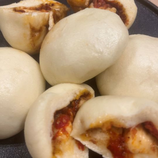 Pains Baos, tomates séchées, Comté, caramel de Balsamique |