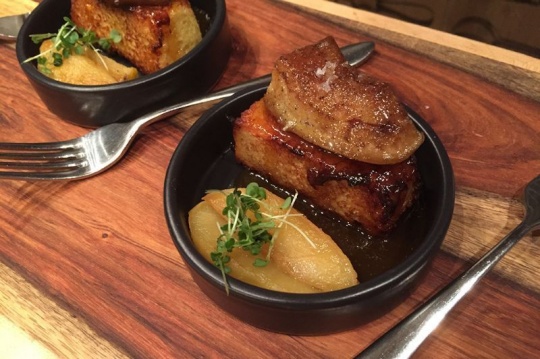 Foie gras poêlé, pain perdu au caramel de Porto, pommes confites |